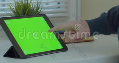 使用<strong>绿色</strong>屏幕平板电脑<strong>上网</strong>。 关闭色度屏幕。